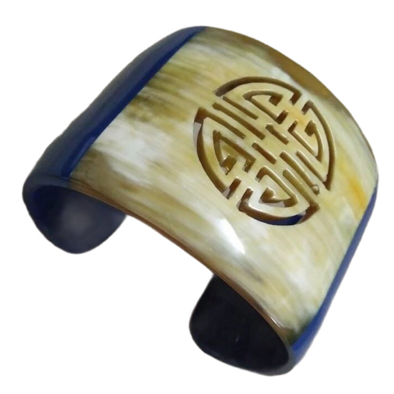 Vong Tay Kham Trai San Pham Thu Cong Cua Nghe Si Luu Ha 1